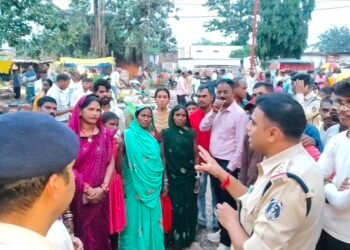 थाना भोरामदेव अंतर्गत ग्राम राजानवागांव साप्ताहिक बाजार में कबीरधाम पुलिस का साइबर जन जागरूकता पखवाड़ा